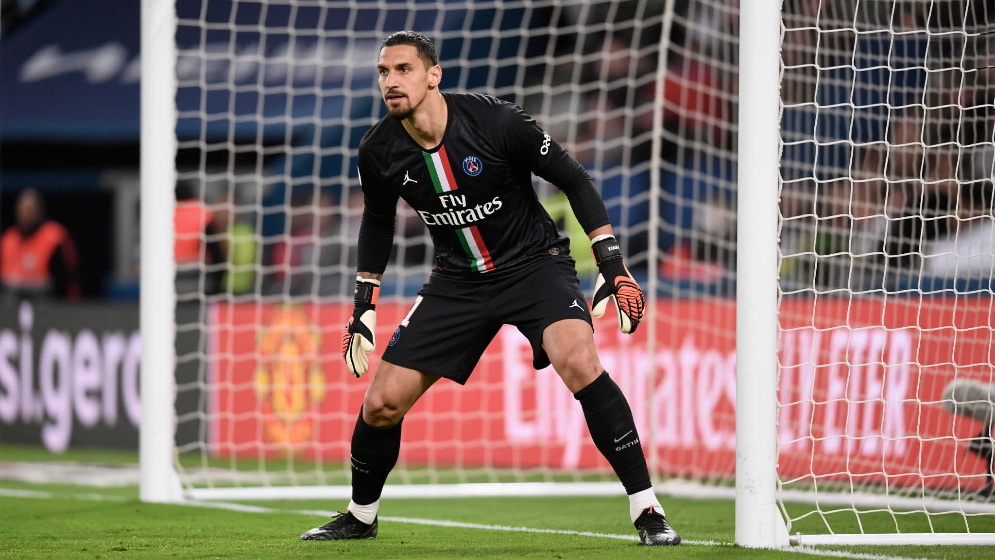 近年来，转会市场中关于球员的流动频繁引发热议。当谈